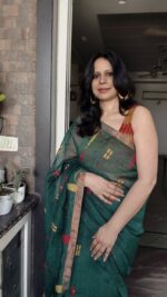 Green temple Linen Saree - Image 4