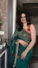 Green temple Linen Saree - Image 4