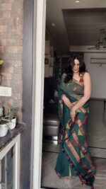 Green temple Linen Saree - Image 3