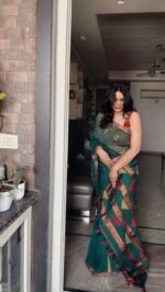 Green temple Linen Saree - Image 3