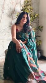 Green temple Linen Saree - Image 2