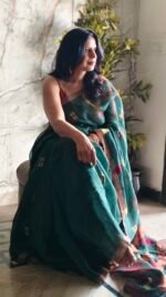 Green temple Linen Saree - Image 5